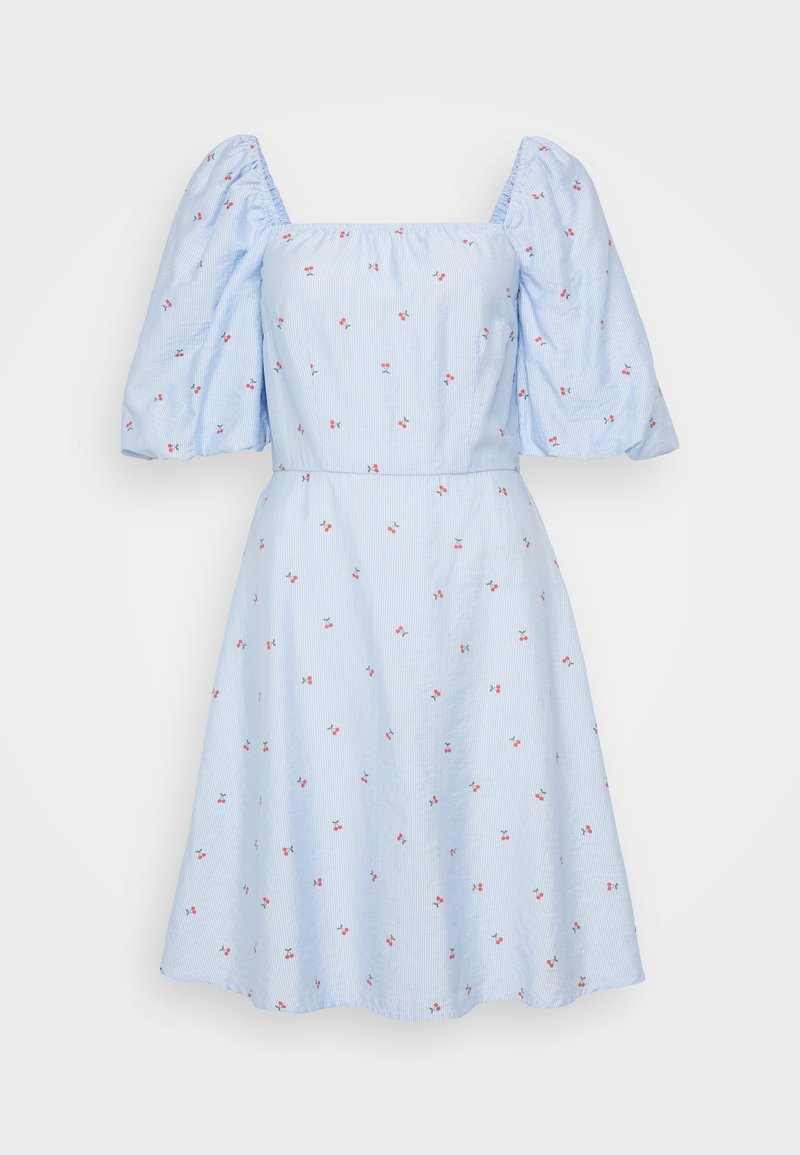 Helles blaues Kleid mit Quadrat-Ausschnitt, Puffärmeln und floralem Muster mit kleinen Kirschmotiven, aus weichem Stoff.