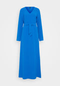 Langärmliges, V-Ausschnitt-Kleid aus leuchtend blauem Stoff mit strukturierter Verarbeitung, ausgestattet mit einem Taillengürtel und einem fließenden, knöchellangen Design.