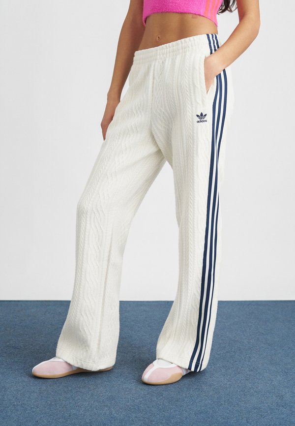adidas Originals CLASSIC - Tracksuit bottoms - off-white