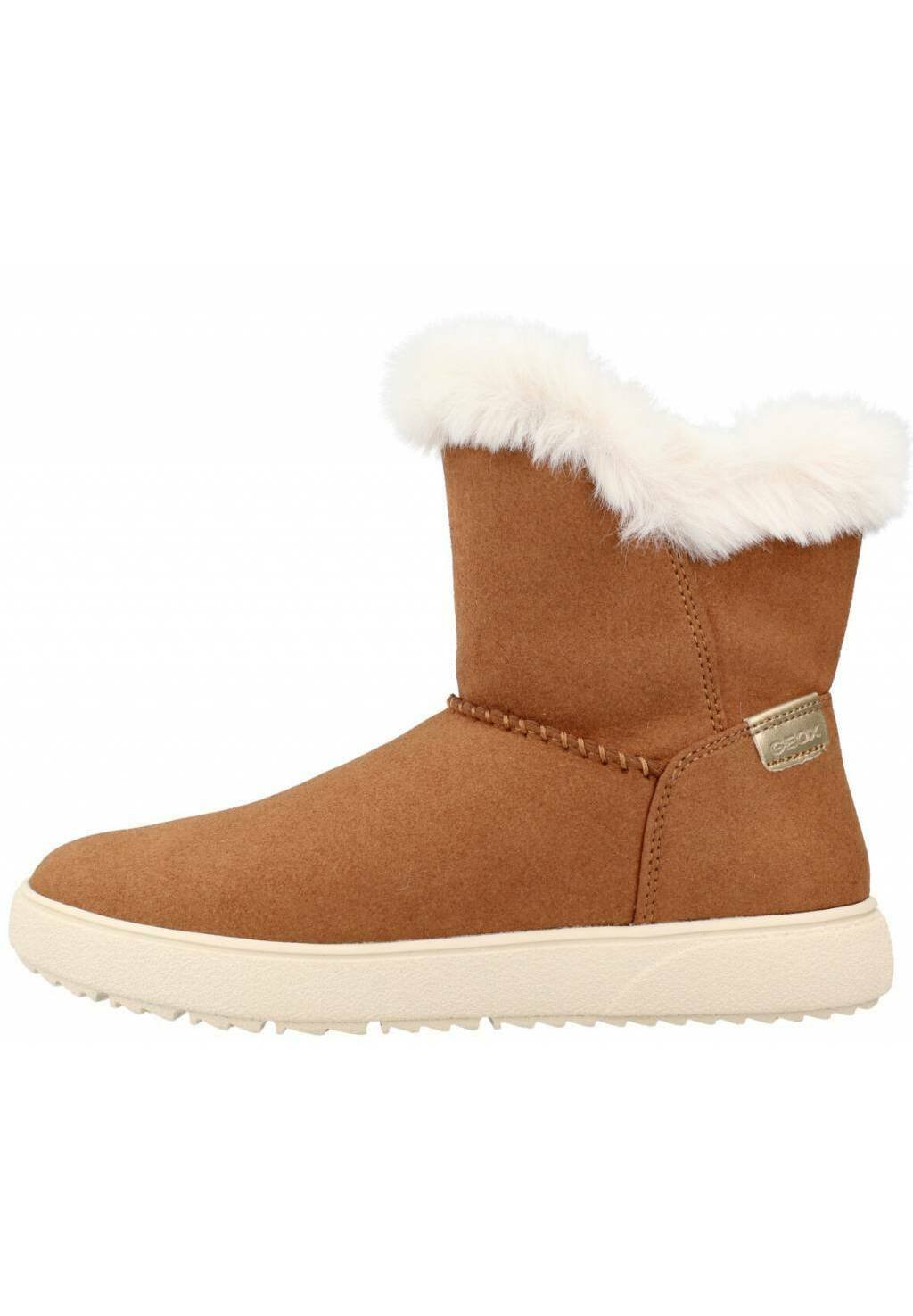 Braune Wildleder-Stiefelette mit weißem Fellbesatz am oberen Rand, ausgestattet mit einem gestickten Design und einer cremefarbenen Gummisohle. Akzentuiert mit einer Metall-Logo-Plakette.
