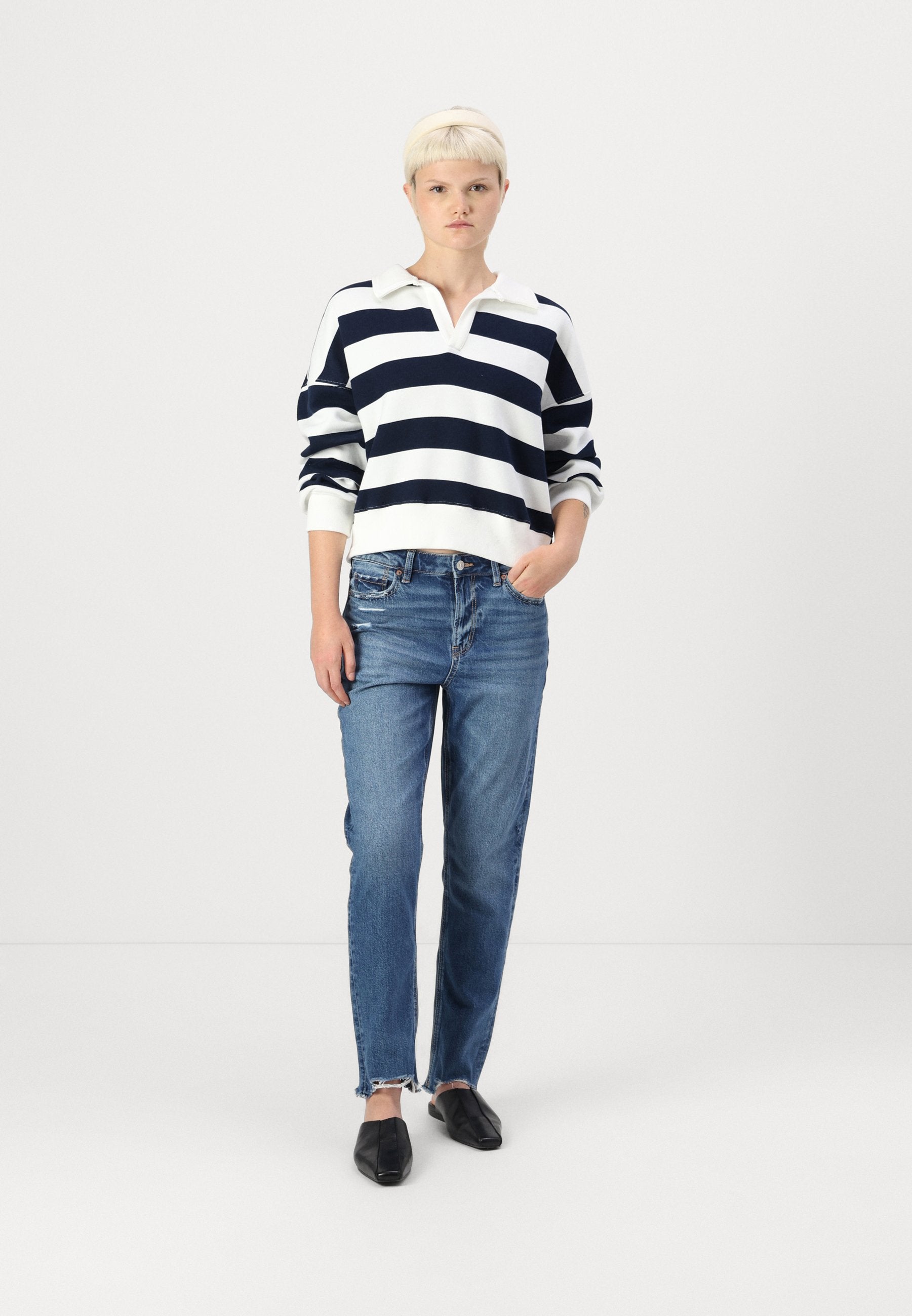American Eagle MOM JEANS