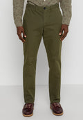 Olivgrüne Chino-Hosen aus leichtem Baumwollstoff. Verfügt über einen Knopfverschluss, Fronttaschen und einen geraden Beinansatz. Getragen mit braunen Schuhen.