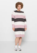 Langärmliges Kleid mit horizontalen Streifen in Dunkelgrau, Hellgrau und blassrosa; aus einem weichen Strickmaterial gefertigt.
