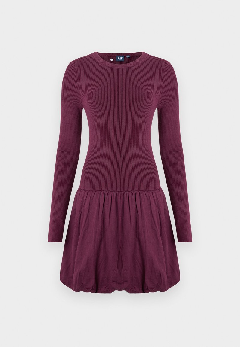Lila Kleid mit einem gerippten Oberteil, langen Ärmeln und einem gerafften Rock. Der Stoff wirkt glatt mit einer leichten Textur.