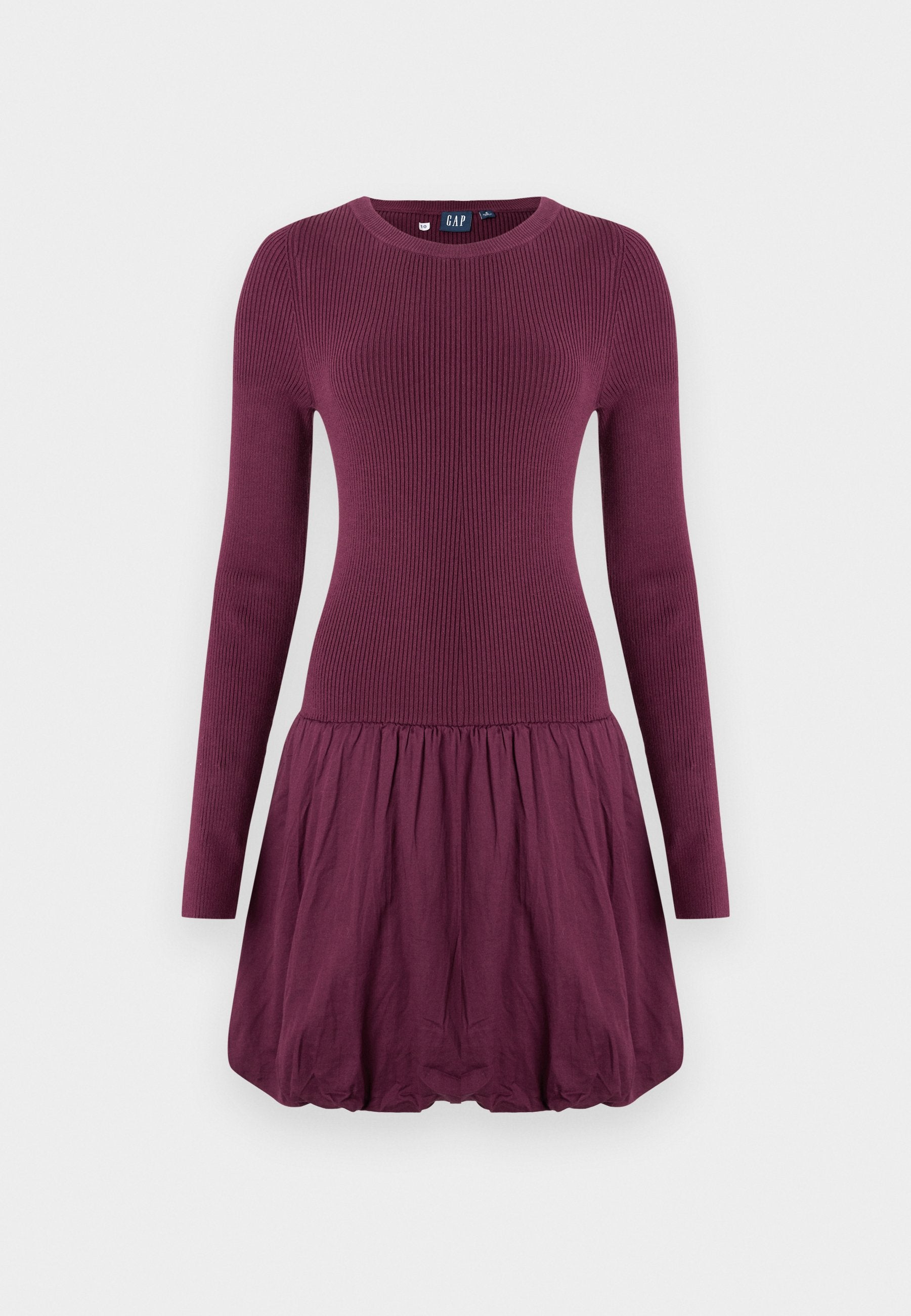 Lila Kleid mit einem gerippten Oberteil, langen Ärmeln und einem gerafften Rock. Der Stoff wirkt glatt mit einer leichten Textur.