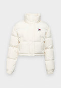 Gekürzte Daunenjacke aus cremefarbenem Stoff mit hohem Kragen, gesteppten Abschnitten und einem kleinen Logodetail auf der Brust. Akzentuierte Bündchen.