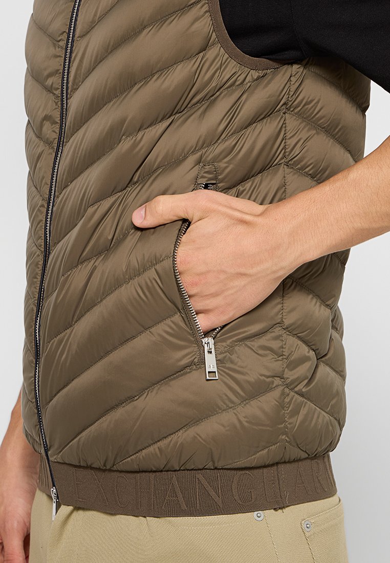 Armani Exchange Weste Media 6