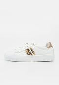 Weißer Sneaker mit niedrigem Schnitt, dicker Sohle, weißen Schnürsenkeln, goldfarbener Metallic-Fersenlasche und goldfarbenem sowie leopardbedrucktem dekorativem Streifen an der Seite.