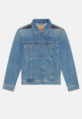 Hellblaue Jeansjacke mit klassischem Design, zwei Brusttaschen, Seitentaschen und schwarzen Schulterakzenten. Mit Druckknopfverschluss vorne.
