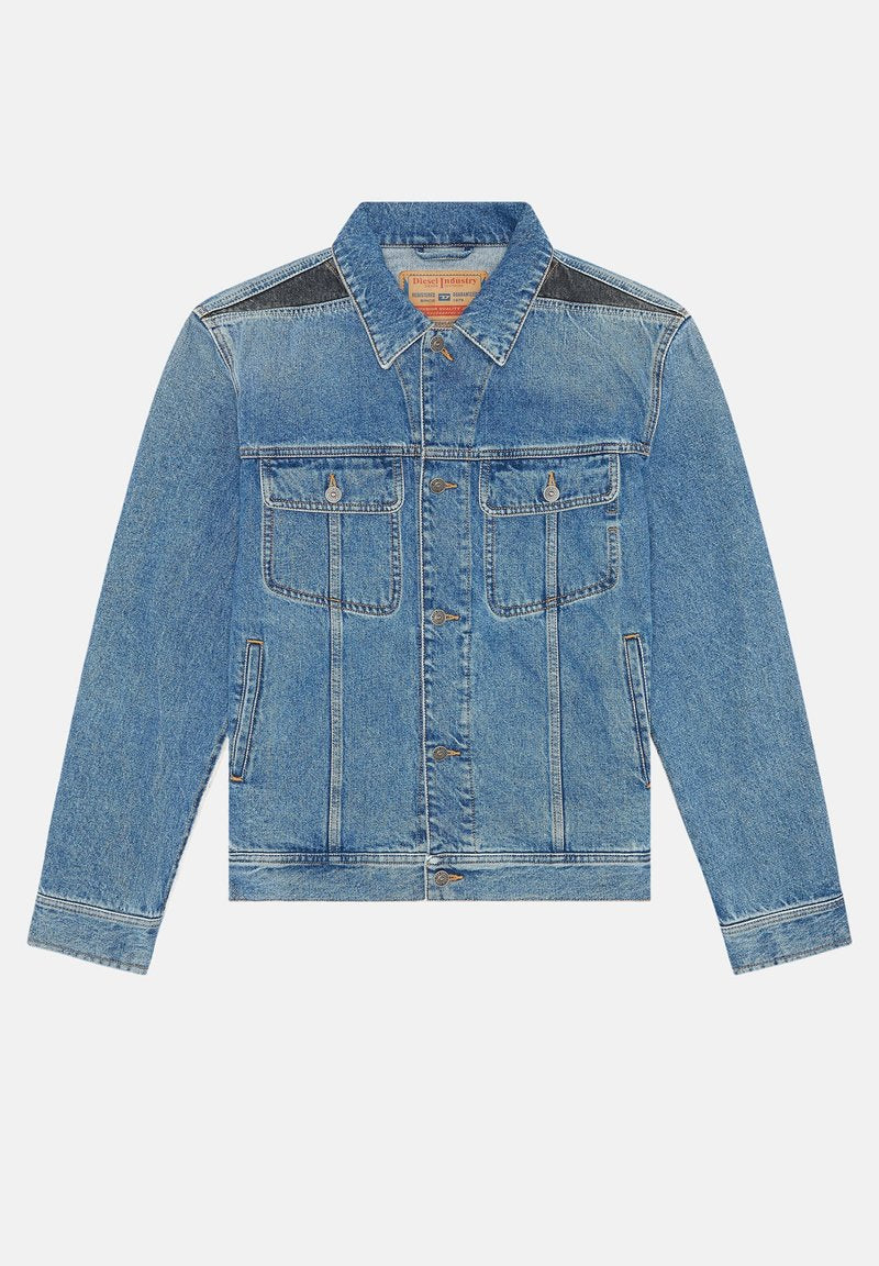Hellblaue Jeansjacke mit klassischem Design, zwei Brusttaschen, Seitentaschen und schwarzen Schulterakzenten. Mit Druckknopfverschluss vorne.