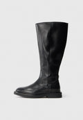 Schwarze Lederstiefel bis zum Knie mit einer runden Zehenpartie, leicht strukturiertem Obermaterial und Gummi-Sohle. Verfügt über ein Seitenpanel für einfaches An- und Ausziehen.