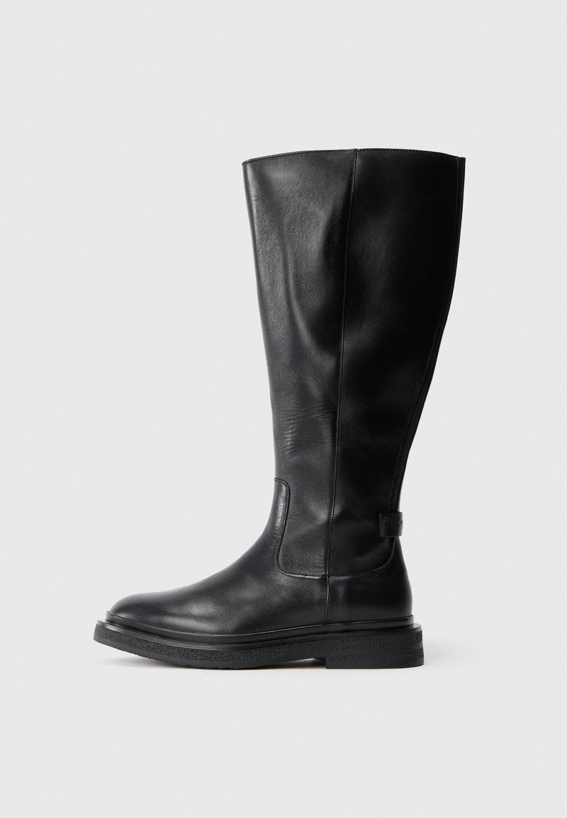Schwarze Lederstiefel bis zum Knie mit einer runden Zehenpartie, leicht strukturiertem Obermaterial und Gummi-Sohle. Verfügt über ein Seitenpanel für einfaches An- und Ausziehen.