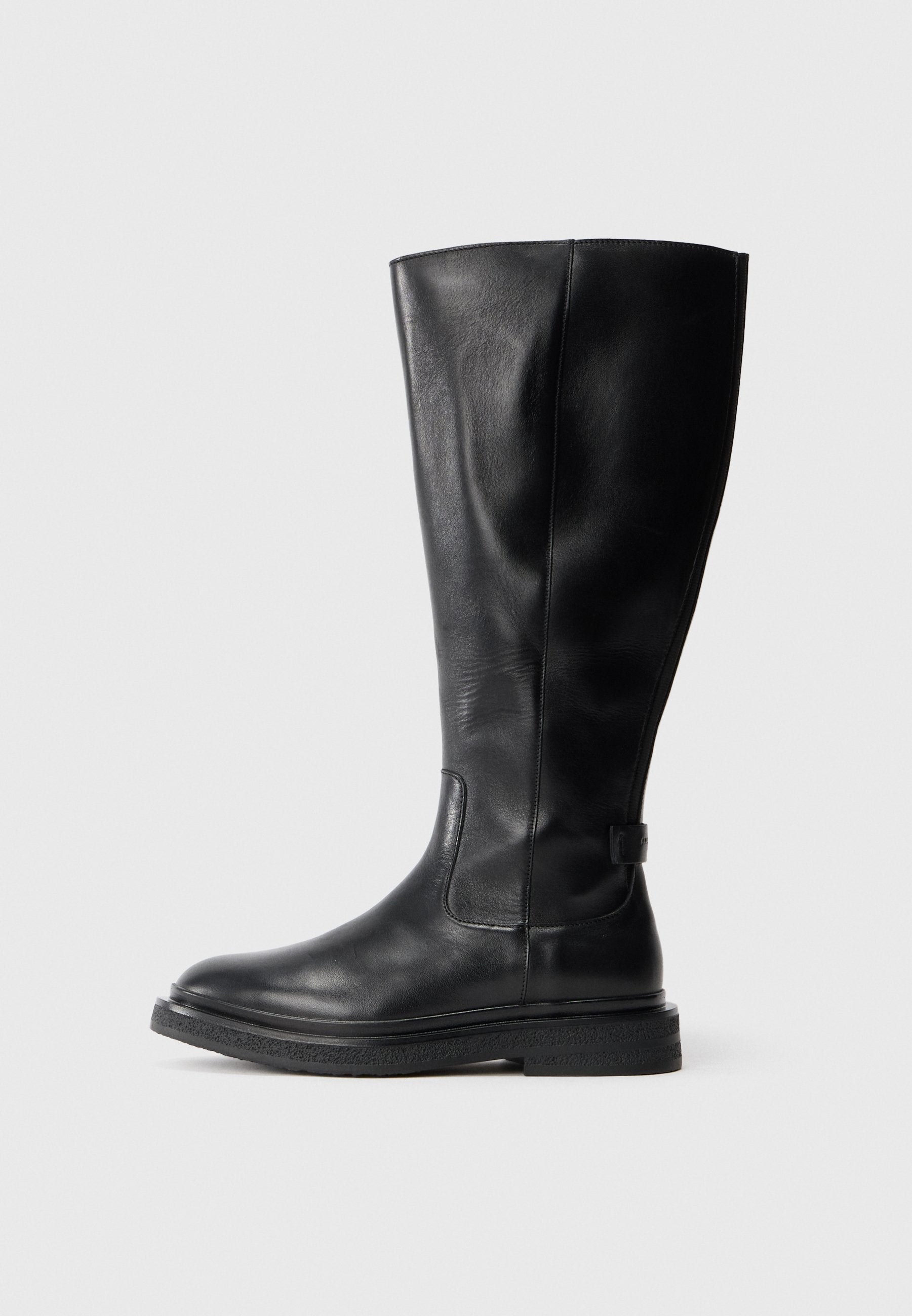 Schwarze Lederstiefel bis zum Knie mit einer runden Zehenpartie, leicht strukturiertem Obermaterial und Gummi-Sohle. Verfügt über ein Seitenpanel für einfaches An- und Ausziehen.