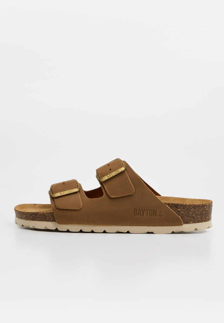 Brauner Pantoffel mit zwei verstellbaren Riemen, Kork-Fußbett, Gummisohle und "BAYTON"-Markenaufdruck an der Seite.