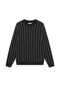 Schwarzer Pullover mit weißen vertikalen Streifen, Rundhalsausschnitt, langen Ärmeln, gerippten Manschetten und Saum, mit einem kleinen roten Logo-Detail.