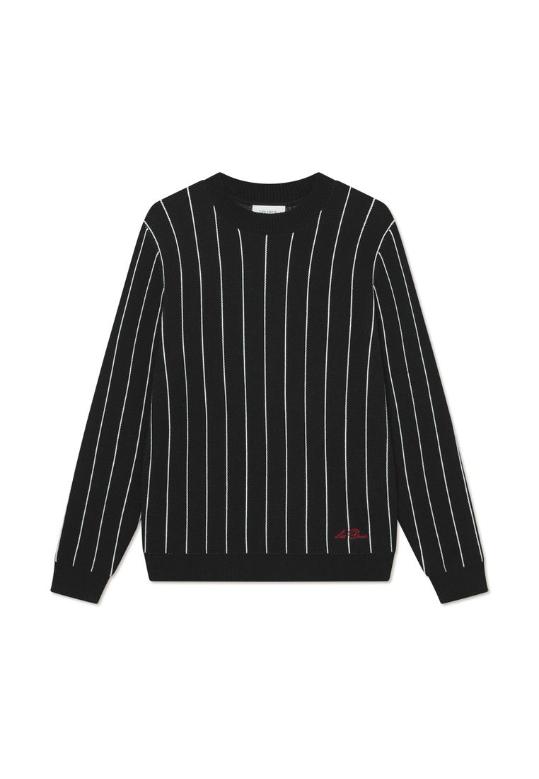Schwarzer Pullover mit weißen vertikalen Streifen, Rundhalsausschnitt, langen Ärmeln, gerippten Manschetten und Saum, mit einem kleinen roten Logo-Detail.
