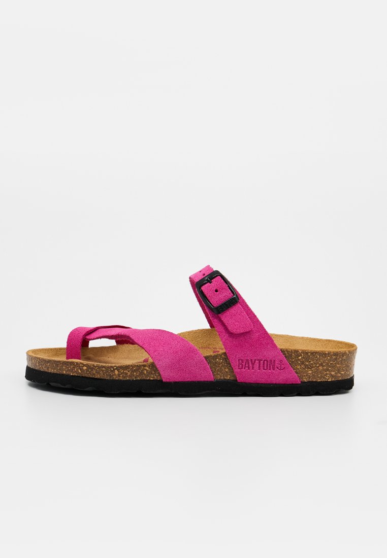 Rosa Veloursleder-Sandale mit offenem Zehenbereich, zwei Riemen, einer mit schwarzer Schnalle, Kork-Fußbett und schwarzer Sohle, Seitenansicht auf weißem Hintergrund.