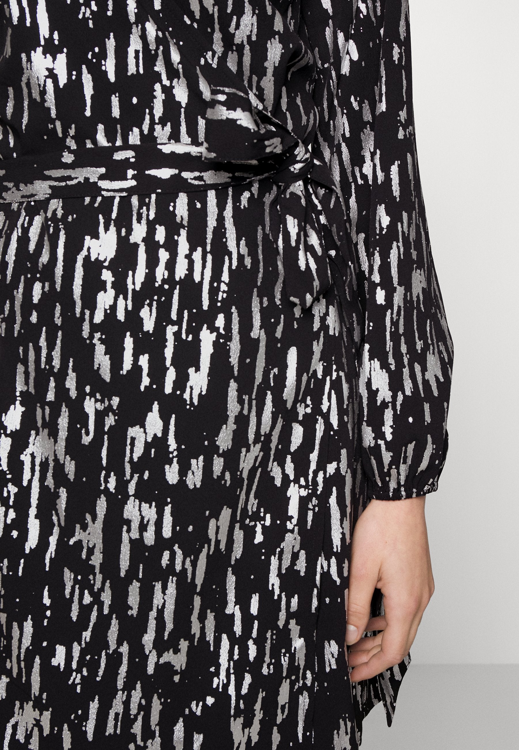 ONLMOLLY FOIL WRAP DRESS  Media 6