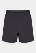 Schwarze Sportshorts mit elastischem Bund aus leichtem Material, mit Seitentaschen und einem dezenten Logodetail.