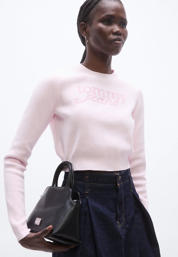 Tommy Jeans STITCH LOGO CHENILLE SLIM CROPPED JUMPER