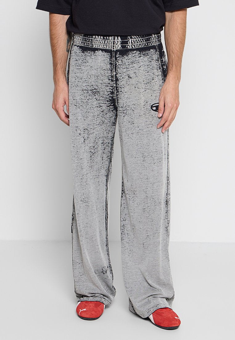 Graue weit geschnittene Hose mit subtiler strukturiertem Finish, ausgestattet mit einem schwarzen Logo auf der Vorderseite und einem elastischen Bund mit einem gemusterten Detail.