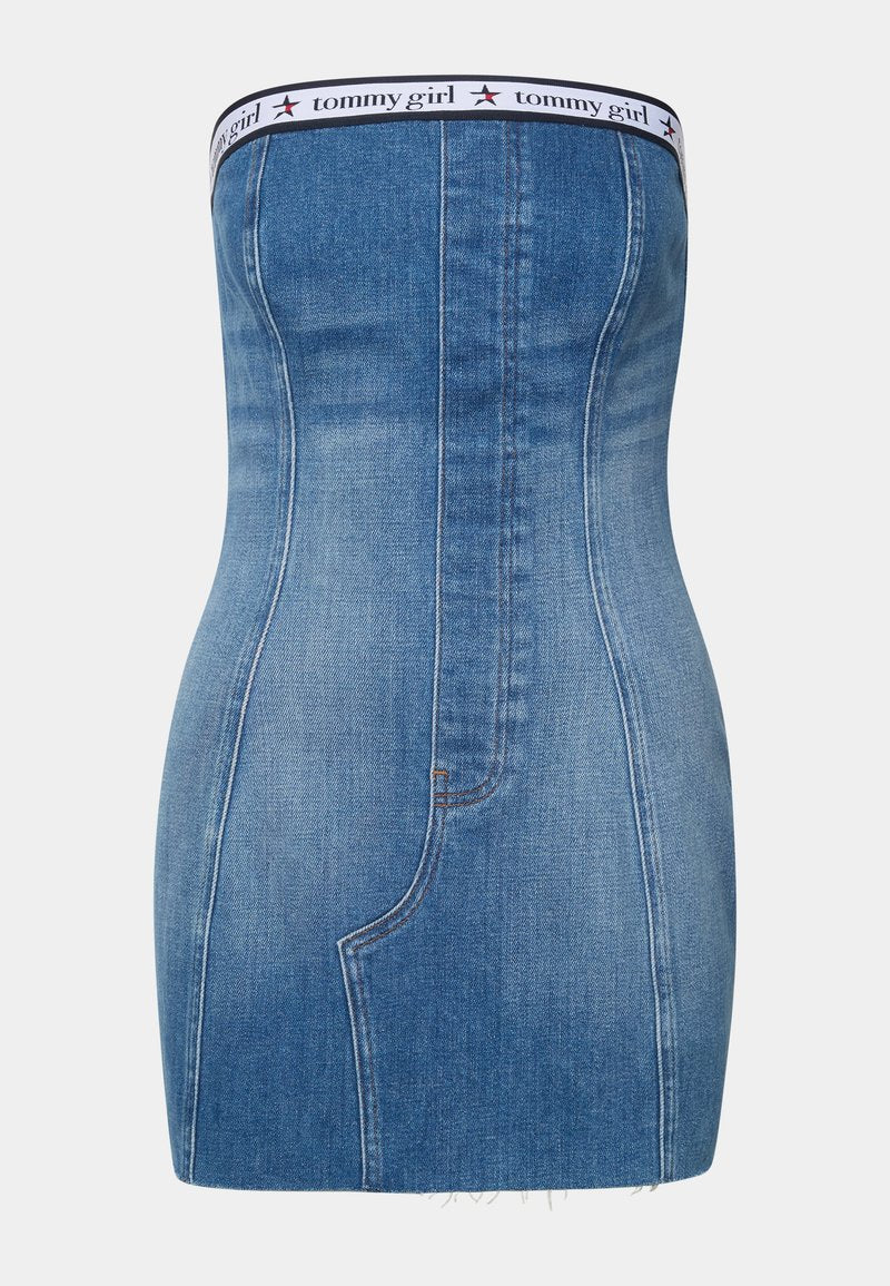 Helles blaues, trägerloses Jeanskleid mit taillierter Silhouette. Hat kontrastierende Nähte und ein markiertes elastisches Band an der Oberseite.