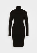 Schwarzes, geripptes Strickkleid mit hohem Rollkragen, langen Ärmeln und figurbetonter Silhouette. Geschmeidige Textur und knielanges Design.