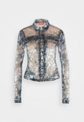 Transparente Jeansjacke mit langen Ärmeln in einem verblassten Grau- und Blauton, mit spitzem Kragen und Knopfverschluss.