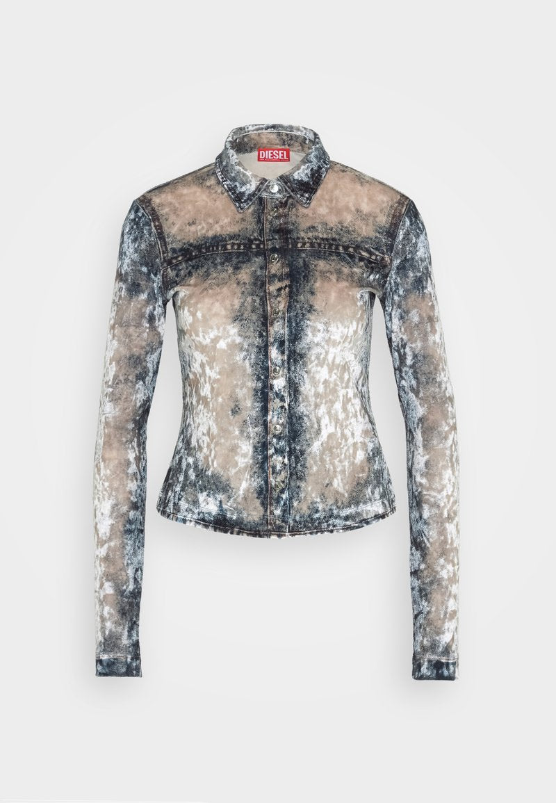 Transparente Jeansjacke mit langen Ärmeln in einem verblassten Grau- und Blauton, mit spitzem Kragen und Knopfverschluss.