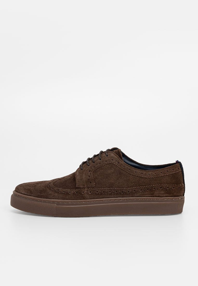 Braune Wildlederschuhe mit perforierten Details, runder Zehenpartie und Schnürdesign. Verfügt über eine passende Gummisohle und flaches Profil.