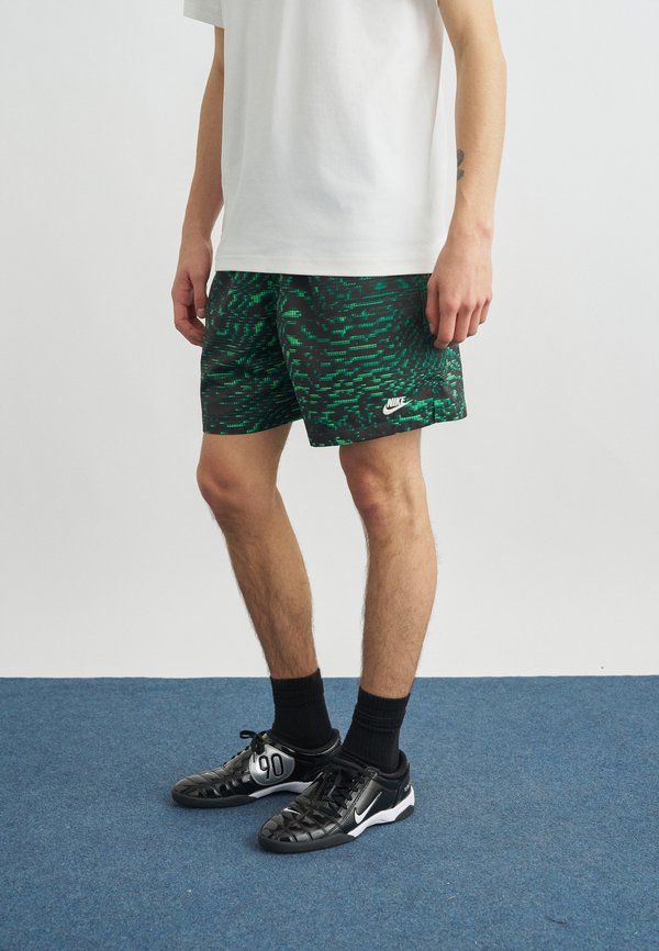 Nike Sportswear CLUB FLOW SCIFI - Tracksuit bottoms - malachite/black/sail