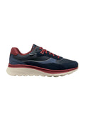 Marineblaue und burgunderrote Sneaker mit roten Schnürsenkeln, hellbeiger Sohle und gemischten Materialien, darunter Wildleder- und Lederakzente.