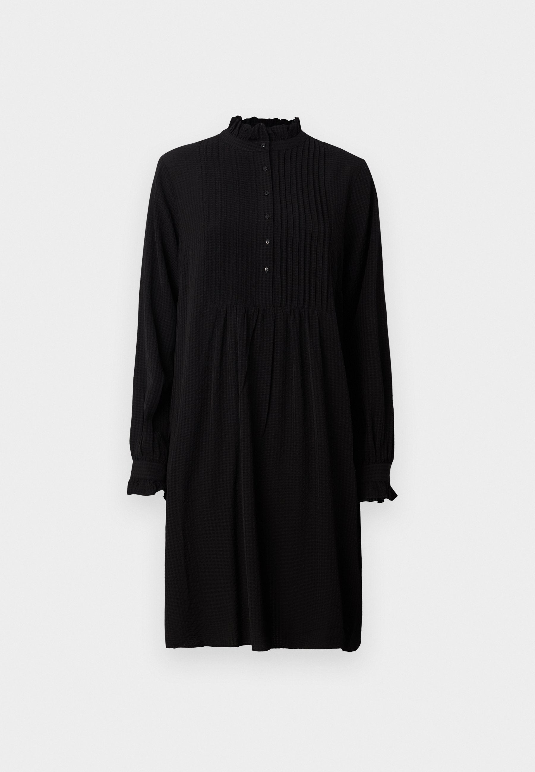Schwarzes, langärmliges Kleid mit hohem Kragen, strukturiertem Stoff, Knopfverschluss, geraffter Taille und Rüschen an den Ärmeln.