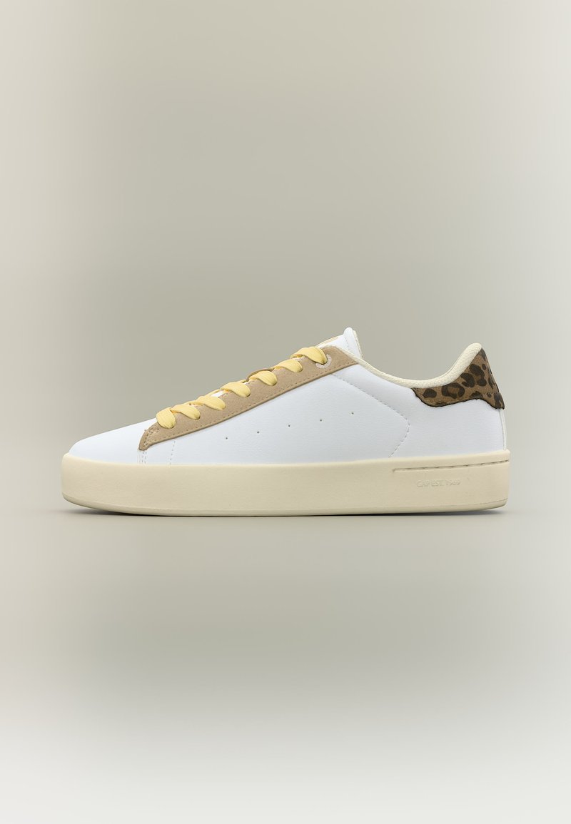 Weißer Sneaker mit niedrigem Schaft, beigefarbenen Schnürsenkeln, hellbrauem Besatz und Leopardenmuster-Detail an der Ferse vor neutralem Hintergrund.