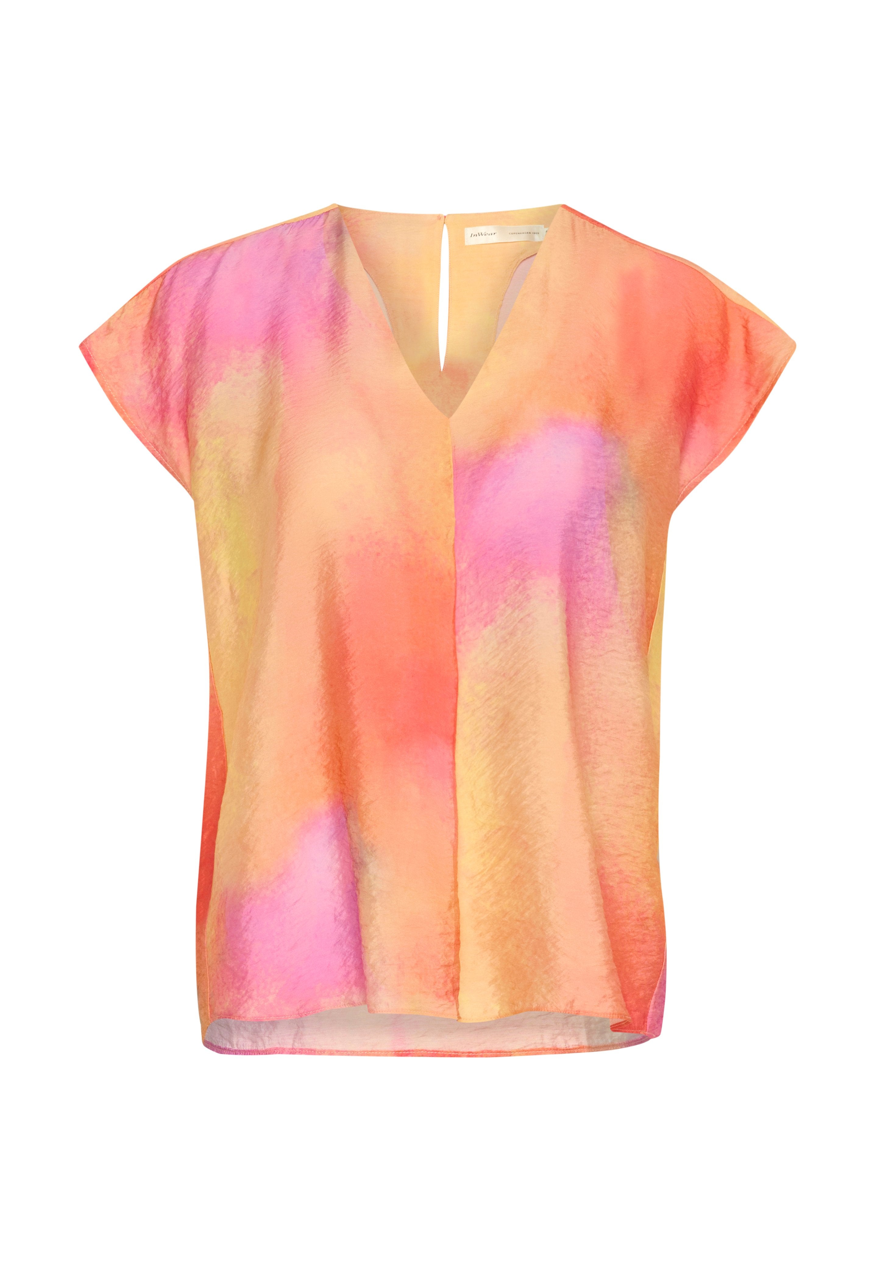 T-Shirt mit kurzen Ärmeln und V-Ausschnitt aus leichtem Stoff, gestaltet mit einem Farbverlauf in den Tönen Rosa, Orange und Gelb. Mit einem Schlüsselaugenverschluss auf der Rückseite.