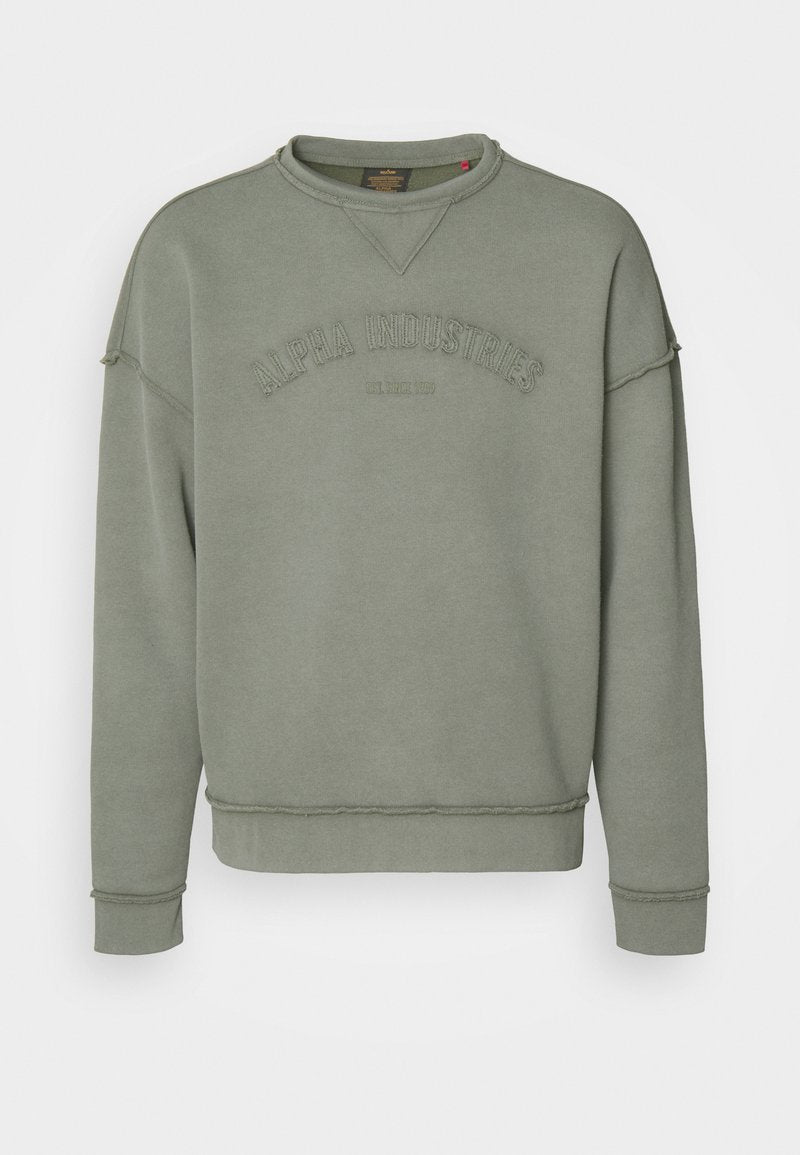 Grüner Fleece-Sweatshirt mit gerippten Bündchen und Saum. Mit dem prägedruckten Text "ALPHA INDUSTRIES" auf der Vorderseite und einem rohen Kantenfinish an den Nähten.