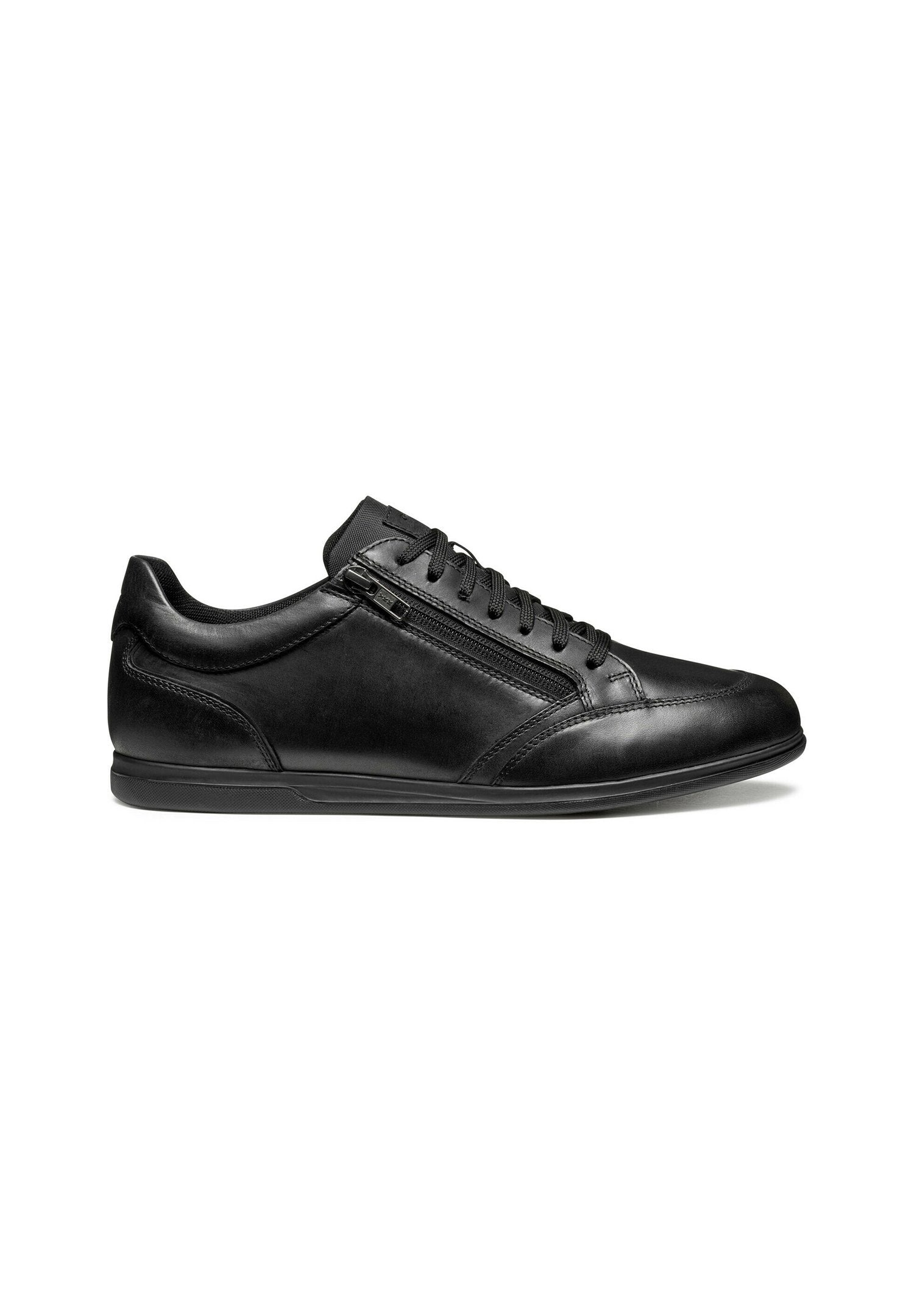 Schwarzer Leder-Sneaker mit niedrigem Profil, runder Zehenpartie, flacher Gummisohle, Schnürung an der Vorderseite und seitlichem Reißverschluss für einfachen Zugang.