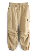 Beige Cargo-Hosen mit elastischem Bund, Kordelzug und elastischen Bündchen. Mit Seitentaschen und aus weichem, leichtem Stoff.