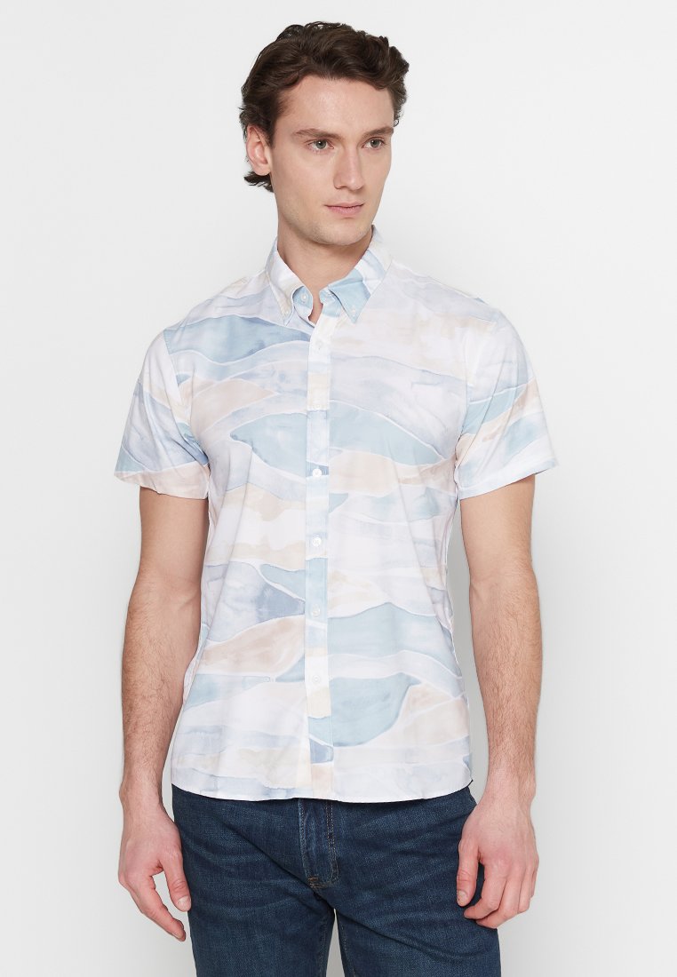 Kurzärmliges Hemd aus leichtem Material mit einem Aquarellwellenmuster in sanften Blau- und Cremetönen. Mit Kragen, taillierte Passform.