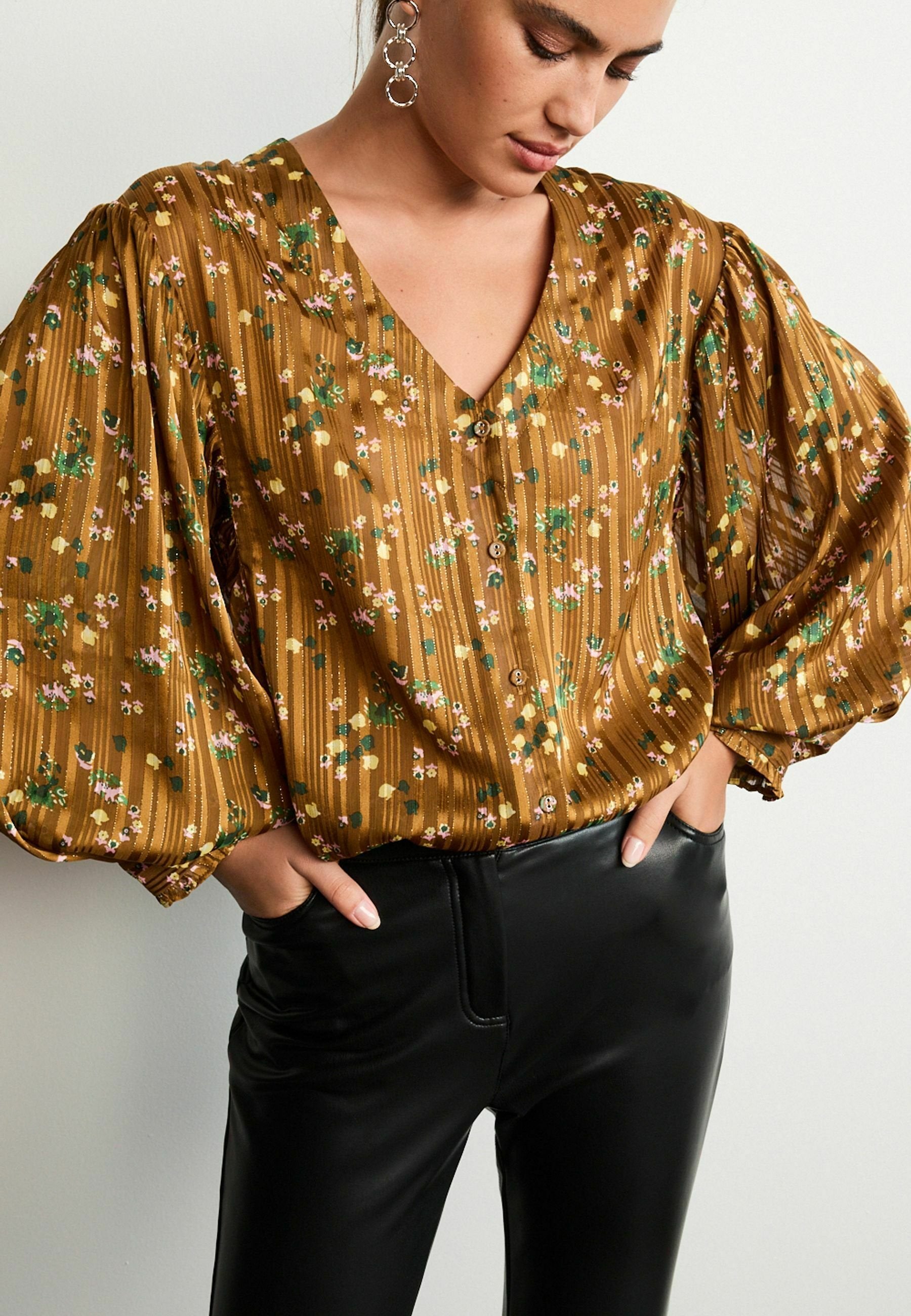 Next V-NECK