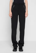 Schwarze Hose mit geradem Schnitt, ausgestattet mit einem Gürtel, zwei vorderen Reißverschlusstaschen und einem glatten, strukturierten Stoff.