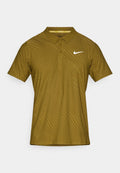 Olivgrünes Poloshirt mit einer strukturierten Wellenmuster. Es verfügt über einen Kragen, eine dreiknöpfige Knopfleiste und ein weißes Nike-Swoosh-Logo auf der Brust.