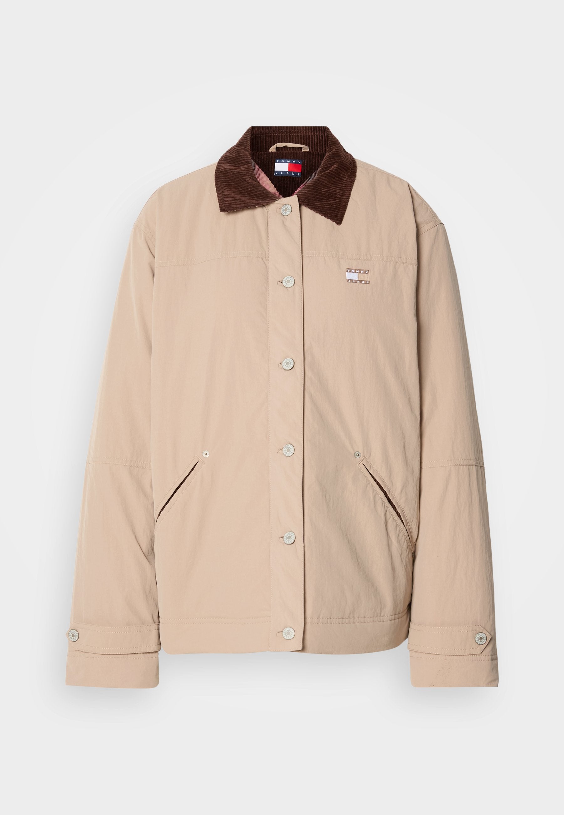 Beige Jacke mit einem braunen Samtkragen, mit einem Druckknopfverschluss, zwei seitlichen Taschen und einem kleinen Logopatch auf der Brust.