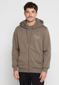 Kapuzensweatshirt mit Reißverschluss in Olivgrün, aus weichem Stoff gefertigt, mit einer Kängurutasche und einem gestickten Logo auf der Brust.