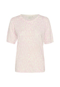 Kurzärmliges T-Shirt in zartem Rosa mit einem dezenten cremefarbenen abstrakten Muster, rundem Ausschnitt und weichem Stoffgefühl. Markenetikett am Hals sichtbar.