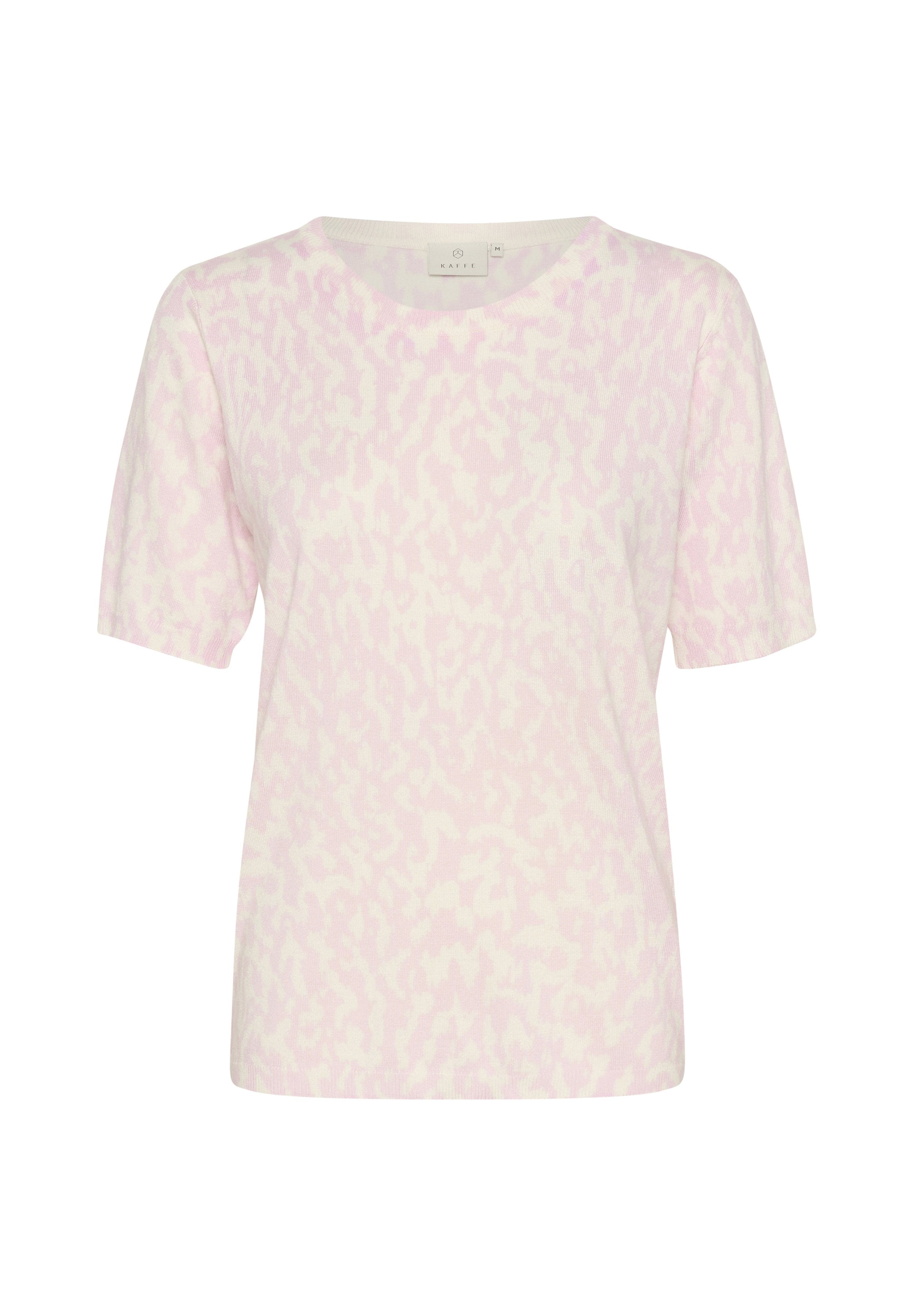 Kurzärmliges T-Shirt in zartem Rosa mit einem dezenten cremefarbenen abstrakten Muster, rundem Ausschnitt und weichem Stoffgefühl. Markenetikett am Hals sichtbar.