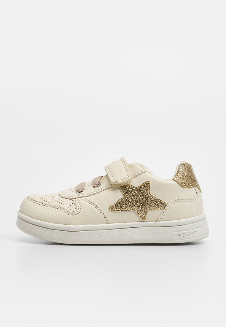 Beige Leder-Sneaker mit perforiertem Design, goldglitzerndem Sternakzent, verstellbarem Riemen und Gummisohle.