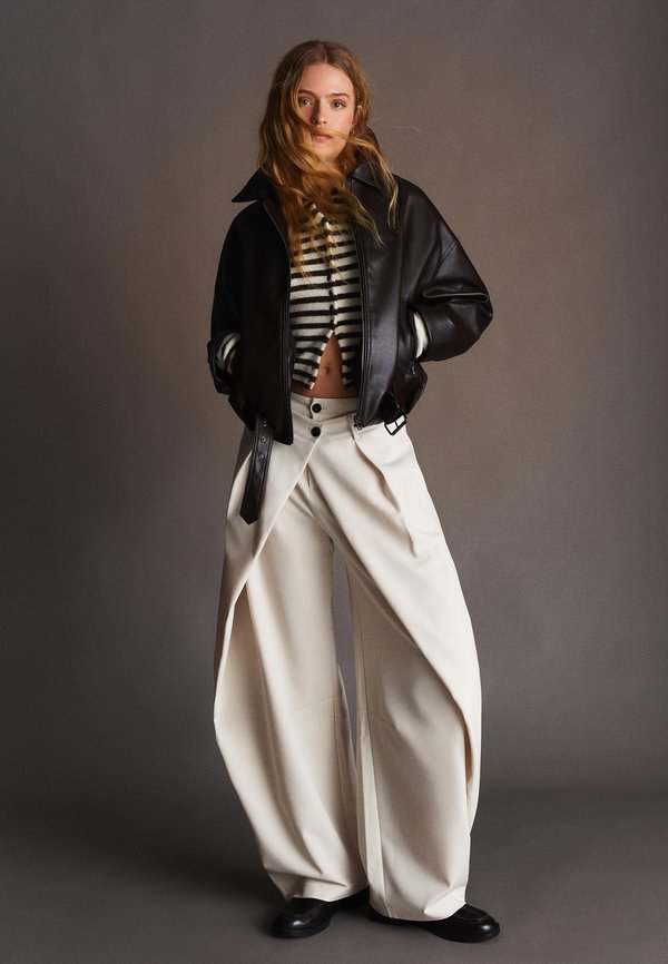 Bershka PLEATED BARREL - Trousers - beige
