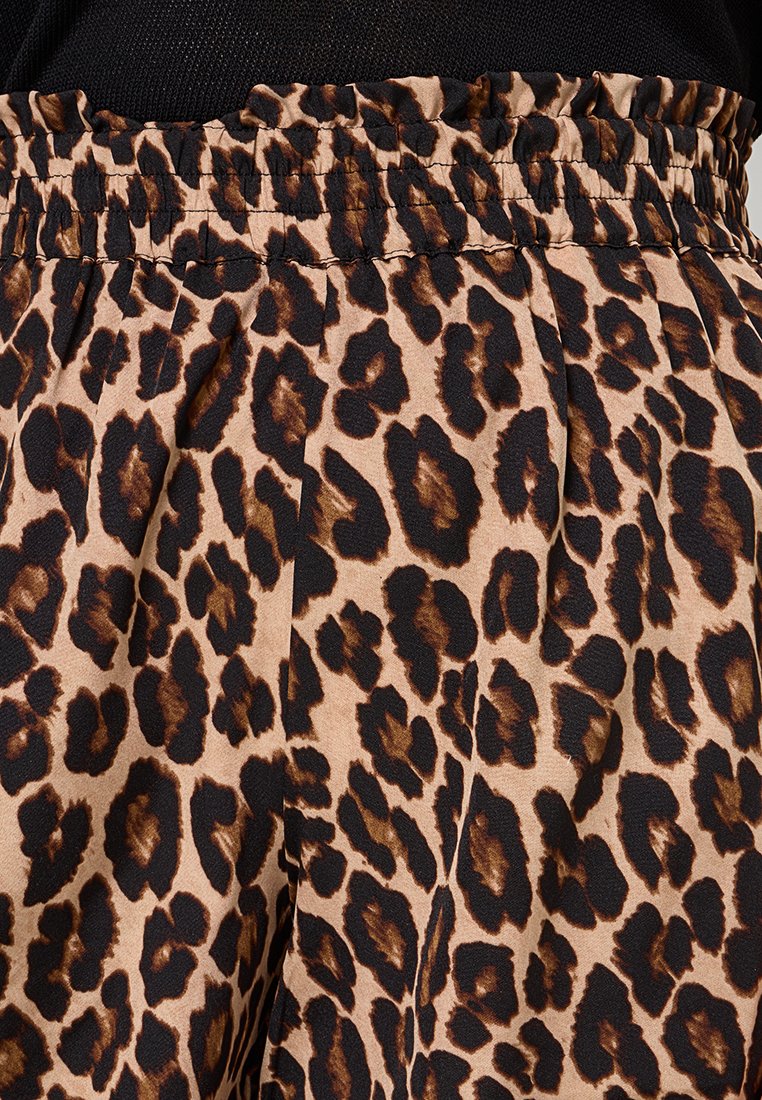 ONLY Carmakoma Shorts Media 4