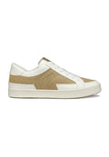 Weiße und beige Sneakers mit einer strukturierten goldenen Stoff-Seitentafel, glatten Lederakzenten, rundem Zehenbereich und flacher Gummisohle. Schnürsenkel und Markenzeichen sichtbar.